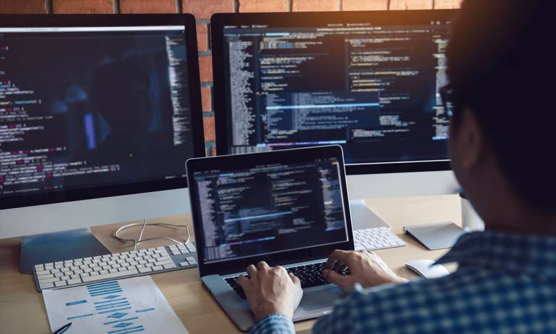 数据科学选型:R与Python如何赋能乌鲁木齐网站建设?